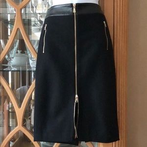 ANN TAYLOR. Black Zipper skirt